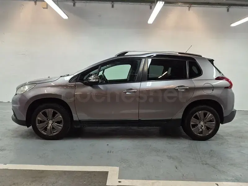 Usado Peugeot 2008 Style 100 CV (73 kW) 2018 Gris / plata SUV