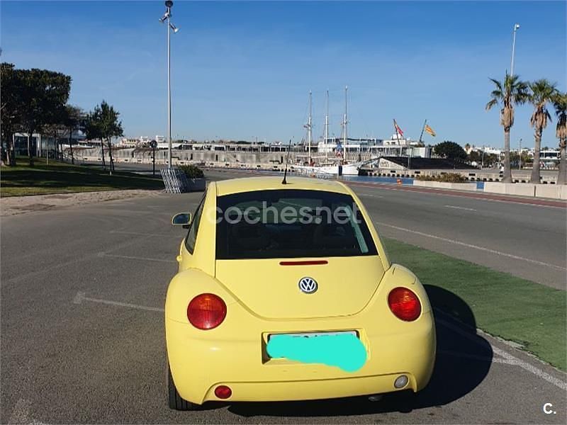 Usado VW New Beetle 115 CV (84 kW) 1999 Amarillo Utilitario