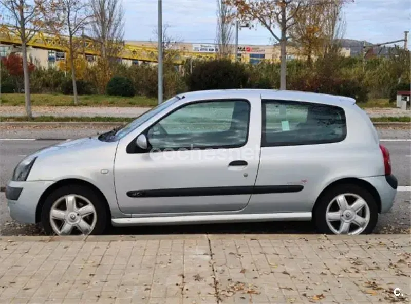 Usado Renault Clio II Dynamique 80 CV (58 kW) 2003 Gris / plata Berlina
