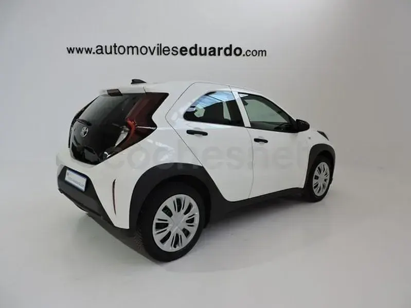 Usado Toyota Aygo X Play 72 CV (52 kW) 2023 Blanco SUV