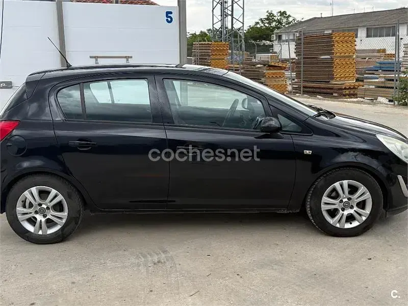 Usado Opel Corsa Selective 95 CV (69 kW) 2012 Negro Utilitario