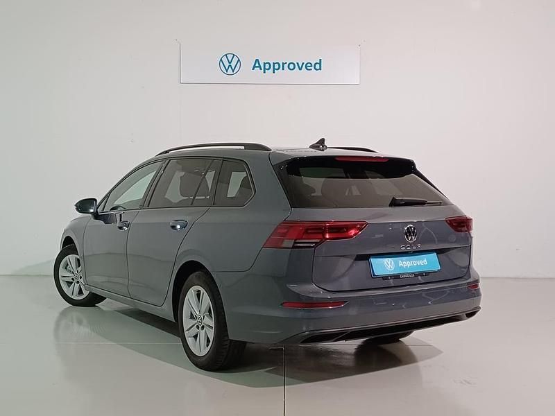 Usado VW Golf VIII Life 115 CV (84 kW) 2024 Gris Familiar