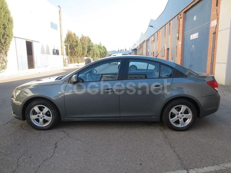 Gris / plata Usado 2011 Chevrolet Cruze LS Berlina | 6499 € (Precio justo) - Imagen 1/4
