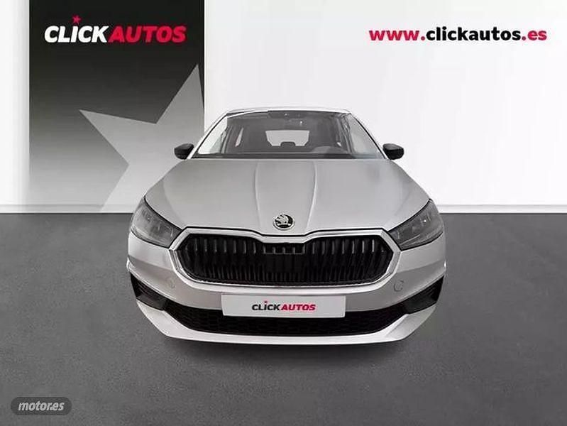 Usado Skoda Fabia Essence 80 CV (58 kW) 2025 Plateado Utilitario