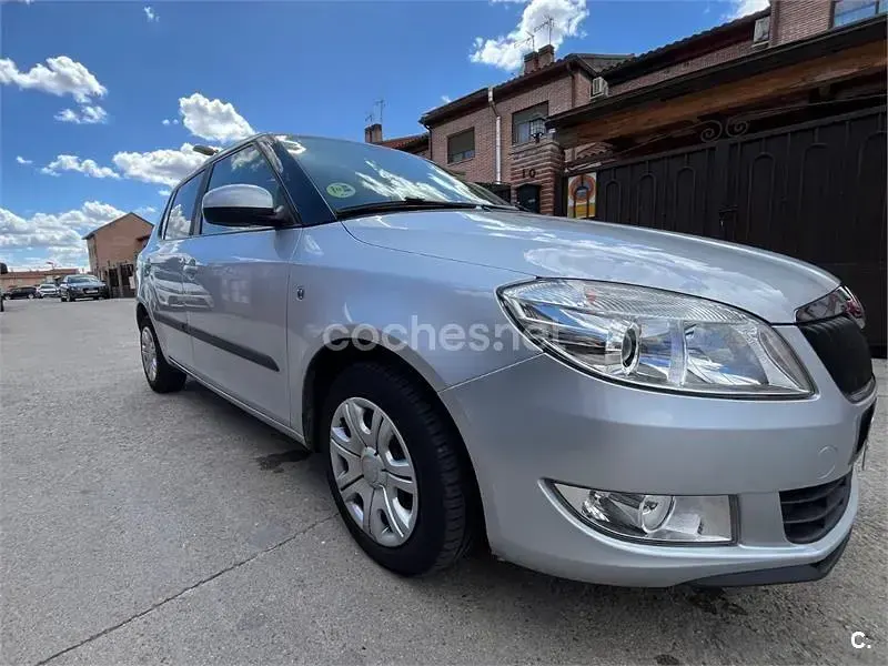 Usado Skoda Fabia Ambition 90 CV (66 kW) 2012 Gris / plata Berlina