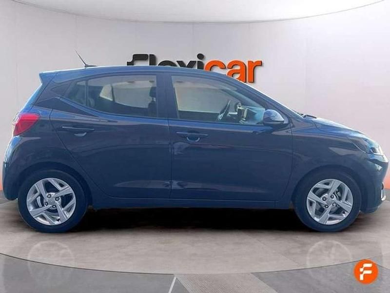 Usado Hyundai i10 67 CV (49 kW) 2022 Gris Utilitario