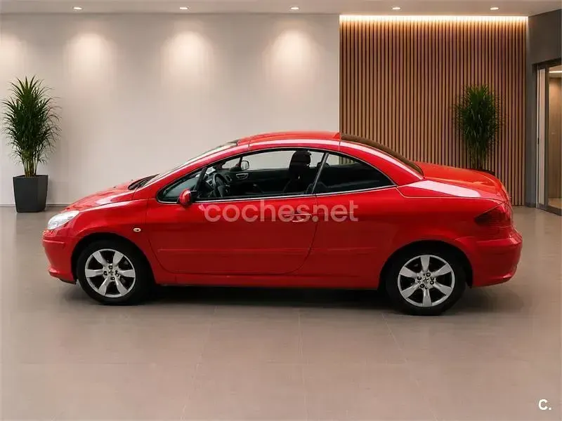 Usado Peugeot 307 CC 110 CV (80 kW) 2007 Rojo Descapotable