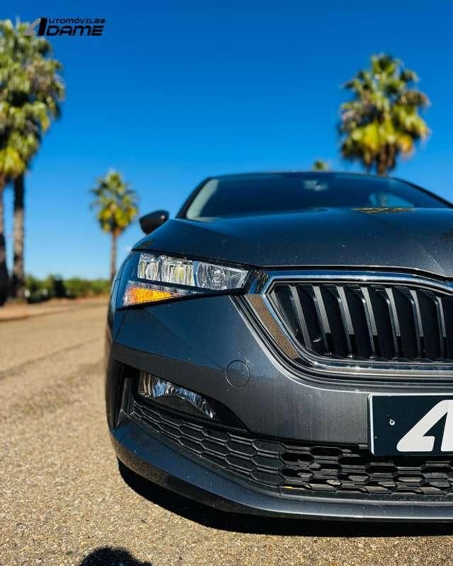 Usado Skoda Scala Ambition 110 CV (80 kW) 2023 Gris Utilitario