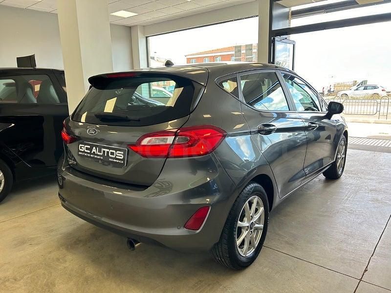 Usado Ford Fiesta Trend 85 CV (62 kW) 2019 Gris / plata Berlina