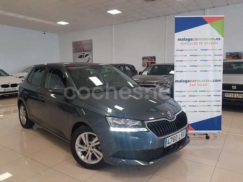 Gris / plata Usado 2021 Skoda Fabia Ambition Berlina | 11.400 € (Buen precio) - Imagen 1/4