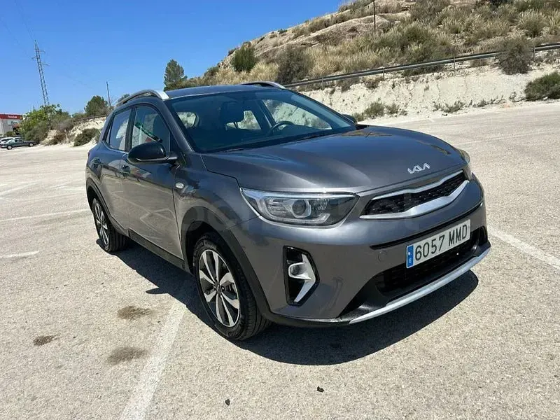 Usado Kia Stonic 84 CV (61 kW) 2023 Gris / plata SUV