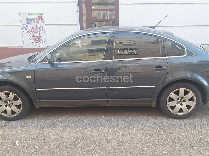 Azul Usado 2002 VW Passat Comfortline Berlina | 2700 € (Buen precio) - Imagen 1/4