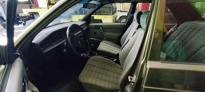 Usado Mercedes 190 94 CV (69 kW) 1987 Gris Berlina