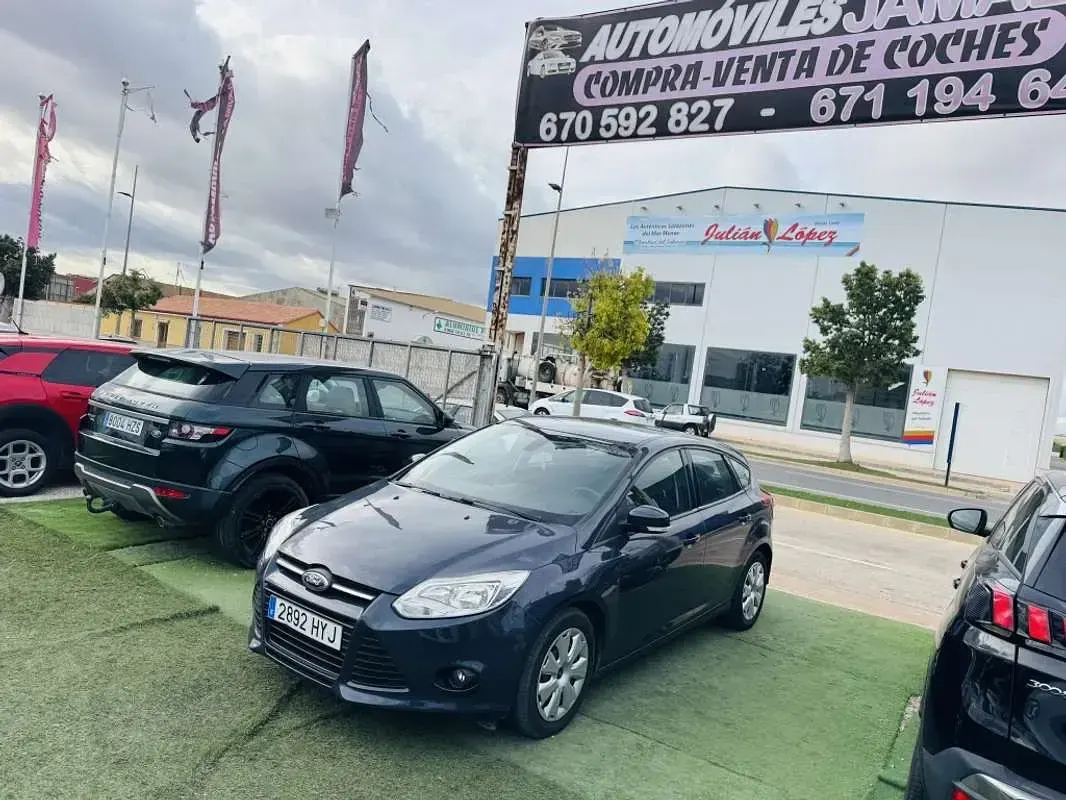 Usado Ford Focus Trend+ 116 CV (85 kW) 2014 Gris Utilitario