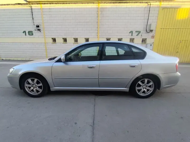 Usado Subaru Legacy 140 CV (102 kW) 2005 Gris / plata Berlina