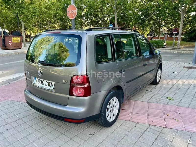 Usado VW Touran Advance 105 CV (77 kW) 2010 Gris / plata Monovolumen