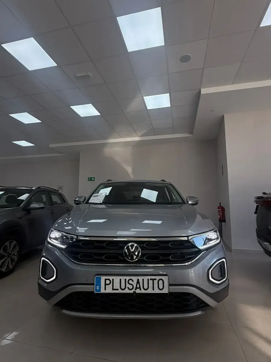 Usado VW T-Roc Life 110 CV (80 kW) 2024 Gris SUV