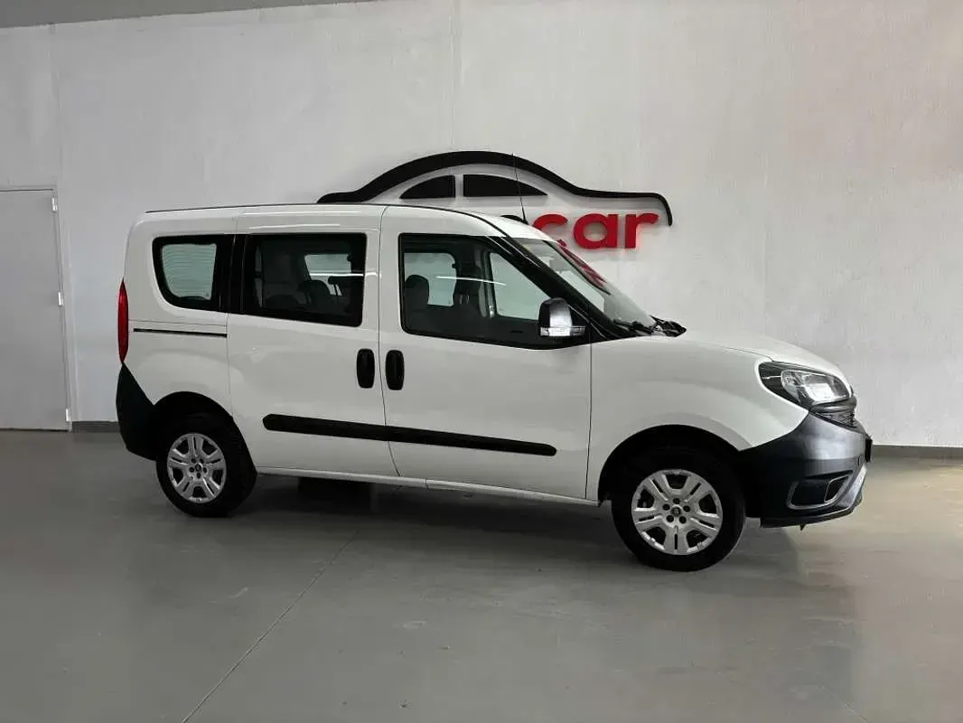 Usado Fiat Doblò Pop 95 CV (69 kW) 2019 Blanco Monovolumen
