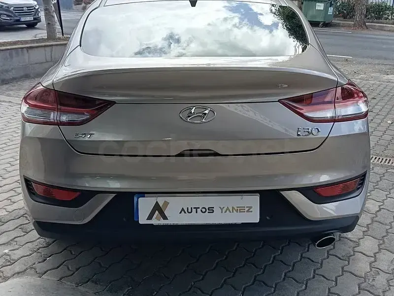 Usado Hyundai i30 Style 140 CV (102 kW) 2019 Beige Berlina