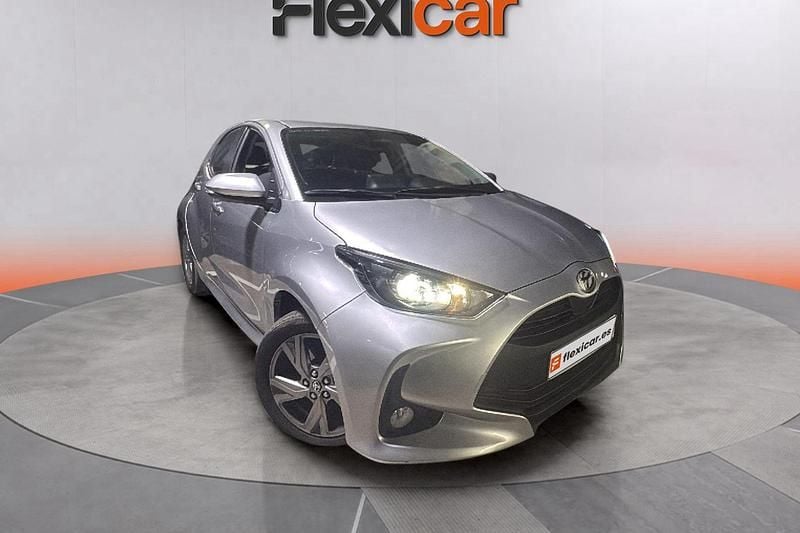 Gris Usado 2024 Toyota Yaris Hybrid Active Berlina | 16.990 € (Super precio) - Imagen 1/4