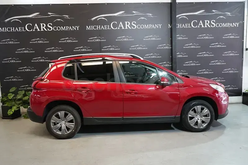 Usado Peugeot 2008 Active 110 CV (80 kW) 2016 Rojo SUV