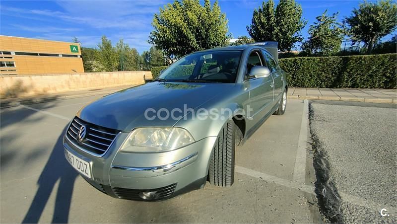 Verde Usado 2004 VW Passat Highline Berlina | 3600 € (Precio justo) - Imagen 1/4