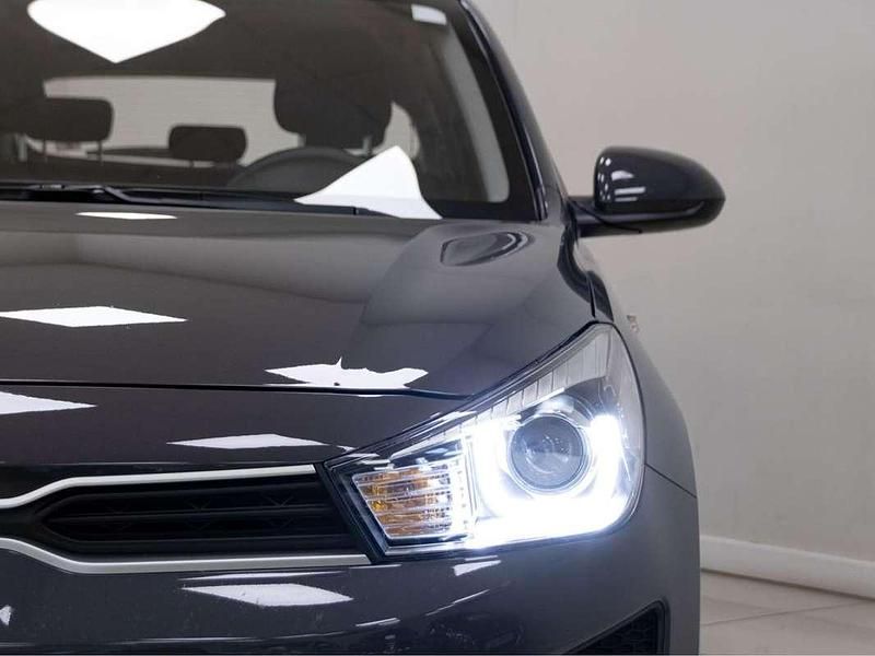 Usado Kia Rio 84 CV (61 kW) 2022 Gris Utilitario