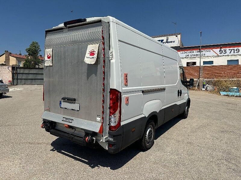 Blanco Usado 2023 Iveco Daily Berlina | 25.950 € - Imagen 1/4