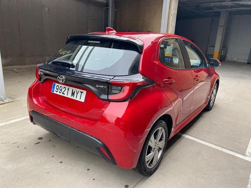 Usado Toyota Yaris Hybrid Active 116 CV (85 kW) 2025 Rojo