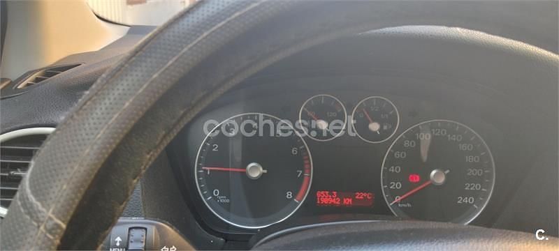 Usado Ford Focus Trend 100 CV (73 kW) 2007 Gris / plata Berlina