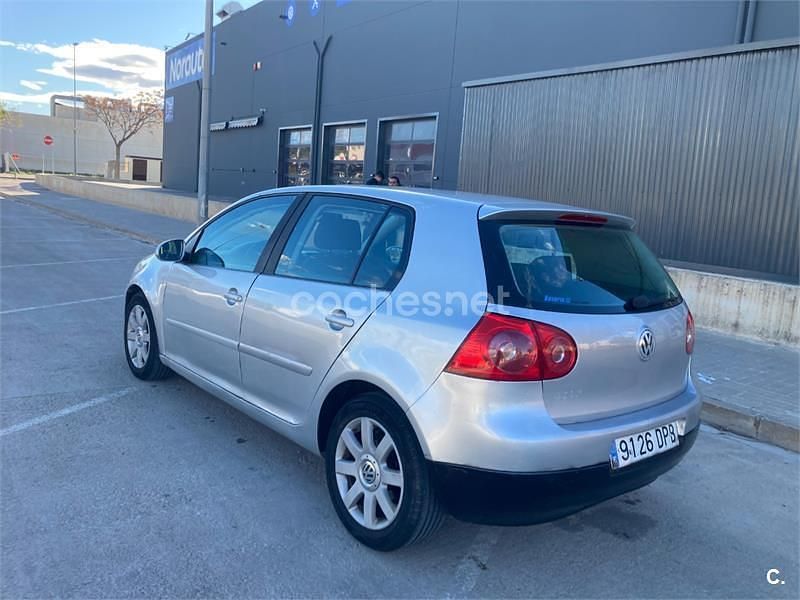 Usado VW Golf IV Conceptline 75 CV (55 kW) 2005 Gris / plata Berlina