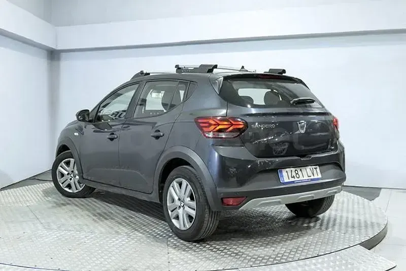 Usado Dacia Sandero Essentiel 100 CV (73 kW) 2021 Gris / plata Berlina