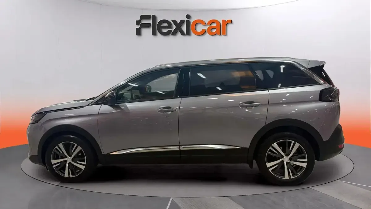 Usado Peugeot 5008 Allure 136 CV (100 kW) 2024 Gris SUV