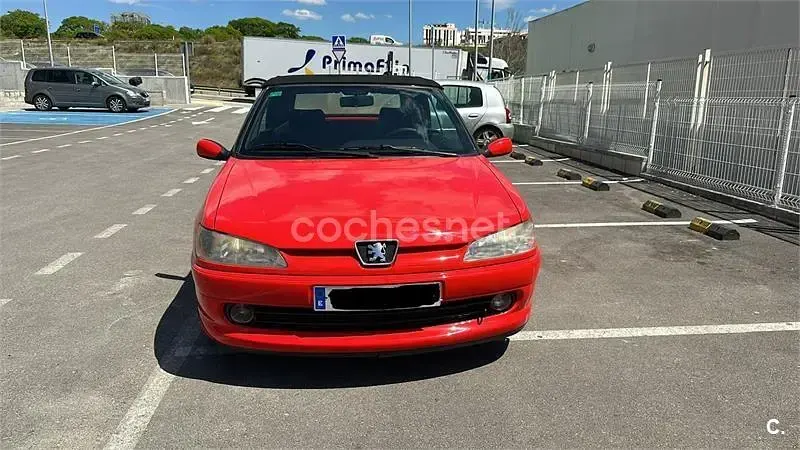 Usado Peugeot 306 Cabriolet 135 CV (99 kW) 1999 Rojo Descapotable