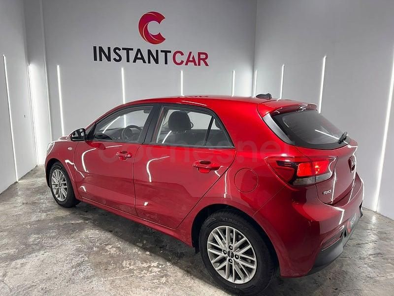 Usado Kia Rio 84 CV (61 kW) 2022 Rojo Berlina