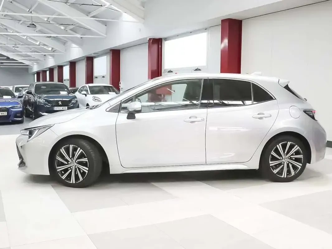 Usado Toyota Corolla Style 122 CV (89 kW) 2022 Gris Utilitario