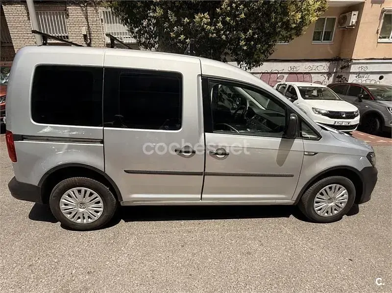 Usado VW Caddy Beach 102 CV (75 kW) 2015 Gris / plata Monovolumen