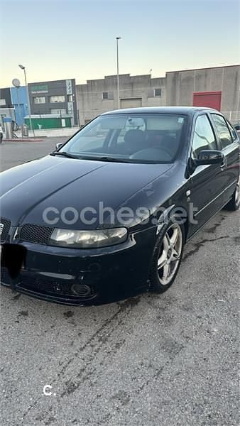 Usado Seat Leon Sport 150 CV (110 kW) 2002 Negro Utilitario