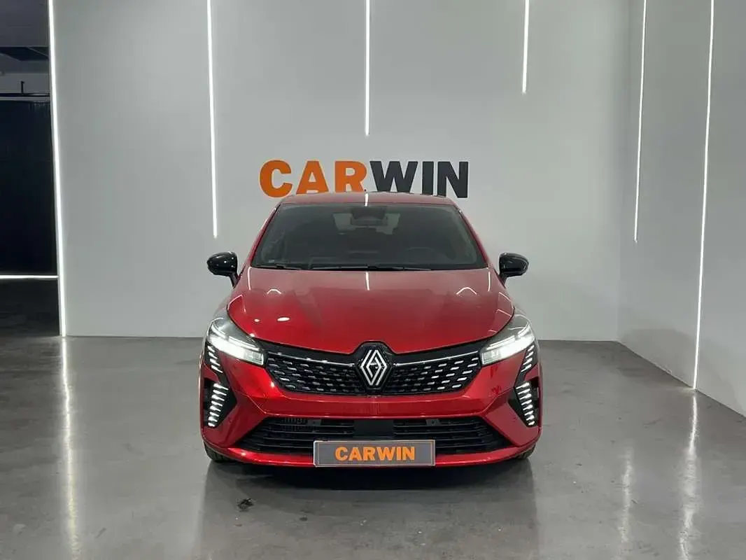 Usado Renault Clio Techno 99 CV (72 kW) 2025 Rojo Utilitario