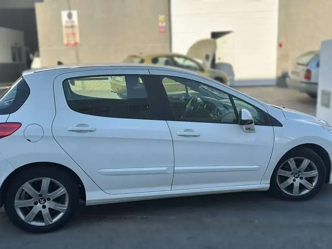 Usado Peugeot 308 Active 112 CV (82 kW) 2011 Blanco Berlina