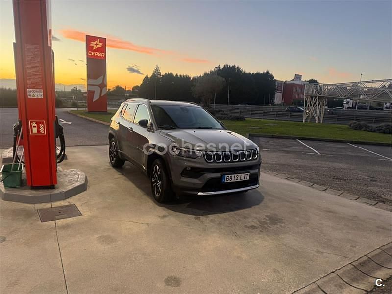 Usado Jeep Compass Limited 190 CV (139 kW) 2021 Gris / plata SUV