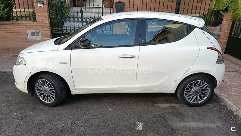 Usado Lancia Ypsilon 69 CV (50 kW) 2013 Blanco Utilitario