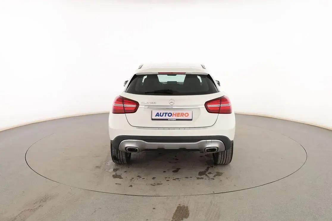 Usado Mercedes GLA180 Urban 122 CV (89 kW) 2017 Blanco SUV