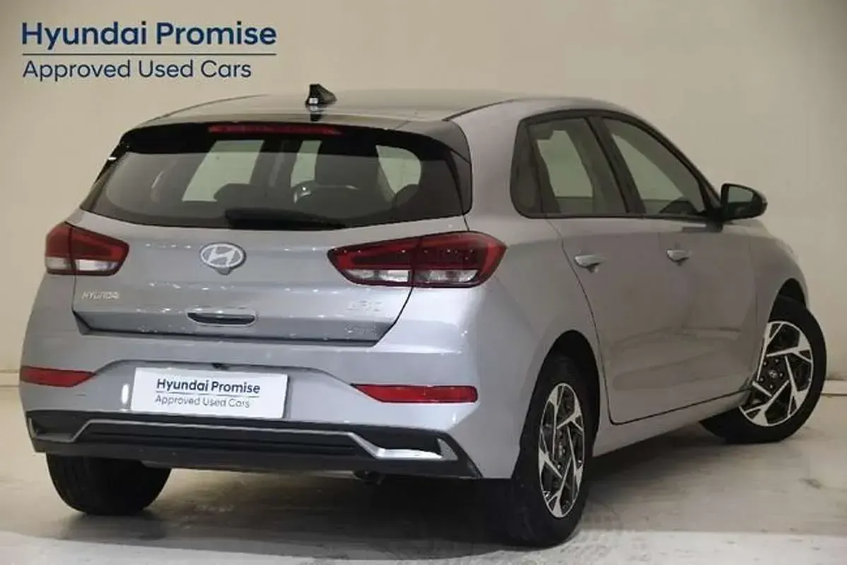 Usado Hyundai i30 101 CV (74 kW) 2025 Plateado Utilitario