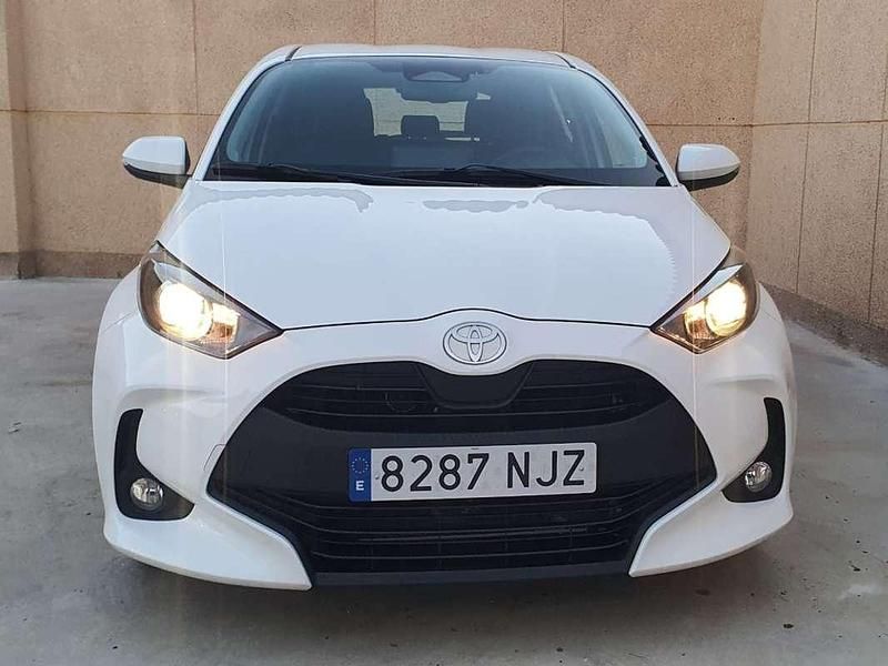 Usado Toyota Yaris Hybrid Active 116 CV (85 kW) 2024 Blanco Utilitario