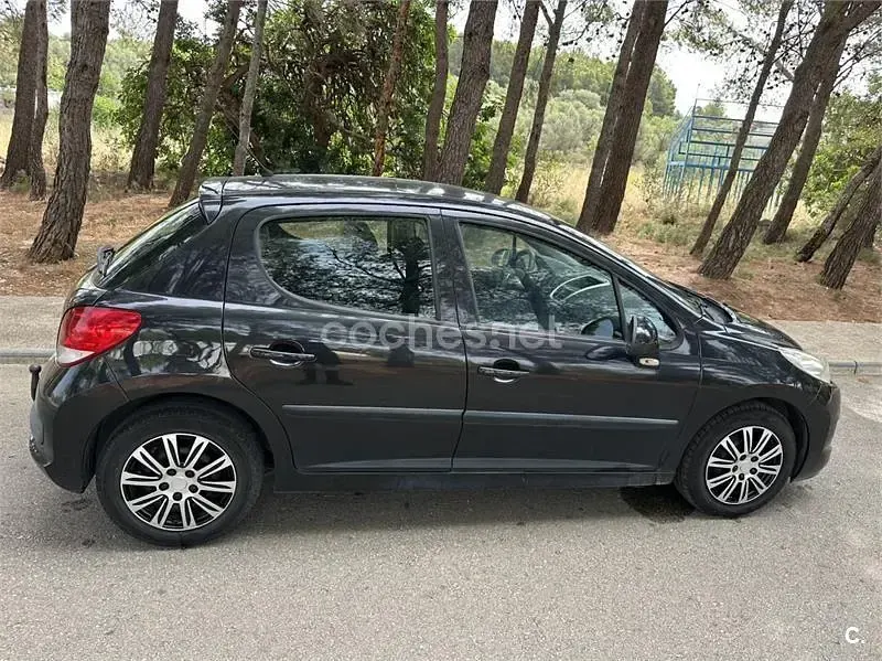 Usado Peugeot 207 70 CV (51 kW) 2011 Negro Berlina