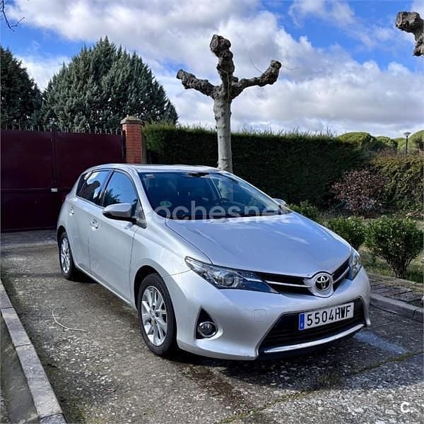 Usado Toyota Auris Active 132 CV (97 kW) 2014 Gris / plata Berlina