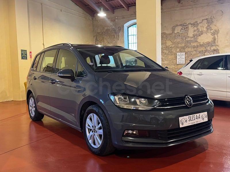 Usado VW Touran Advance 150 CV (110 kW) 2021 Gris / plata Monovolumen