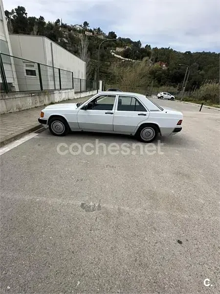 Usado Mercedes 190 109 CV (80 kW) 1991 Blanco Berlina
