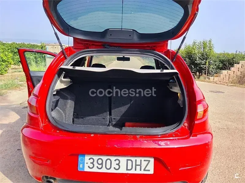 Usado Alfa Romeo 147 Distinctive 120 CV (88 kW) 2005 Rojo Utilitario